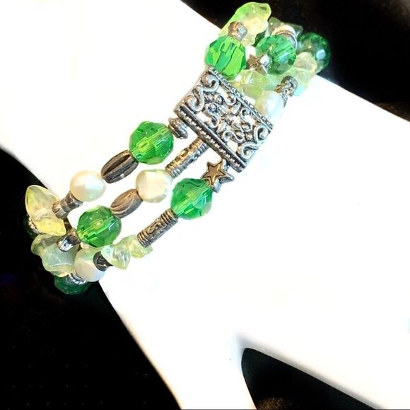 Jewelry - Silver Bead white freshwater pearl green crystal stretch bracelet *mothers day*